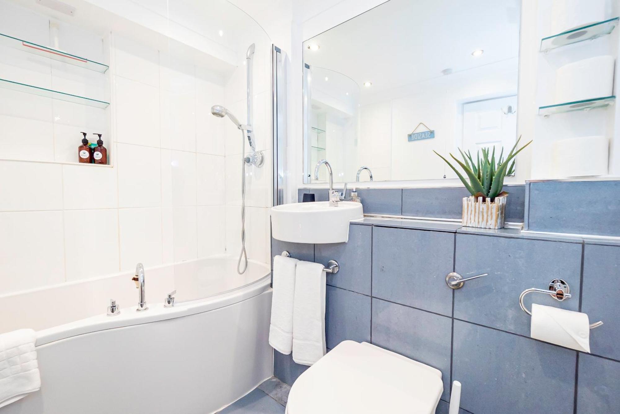 Bright & Breezy Apartment Portsmouth Bagian luar foto